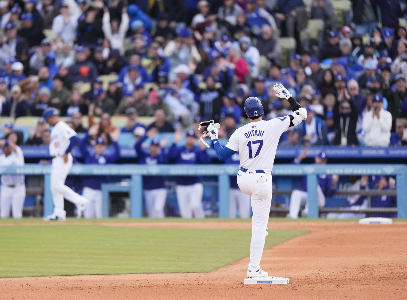 ドジャース対カージナルス　6回裏ドジャース無死、右二塁打を放ち、ベンチに向かってポーズをとる大谷（撮影・菅敏）