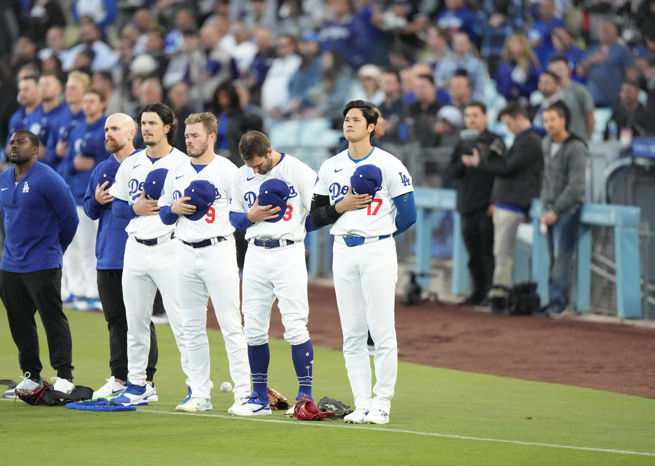 ドジャース対ジャイアンツ　試合前、フィールドに整列する大谷（右端）
