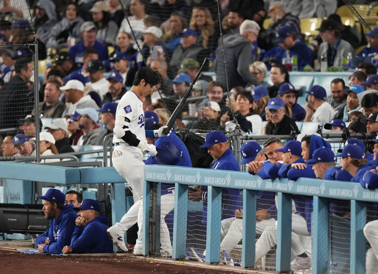 ドジャース対ジャイアンツ　7回裏ドジャース1死二塁、空振りの三振に倒れ、ベンチに戻る大谷（撮影・菅敏）