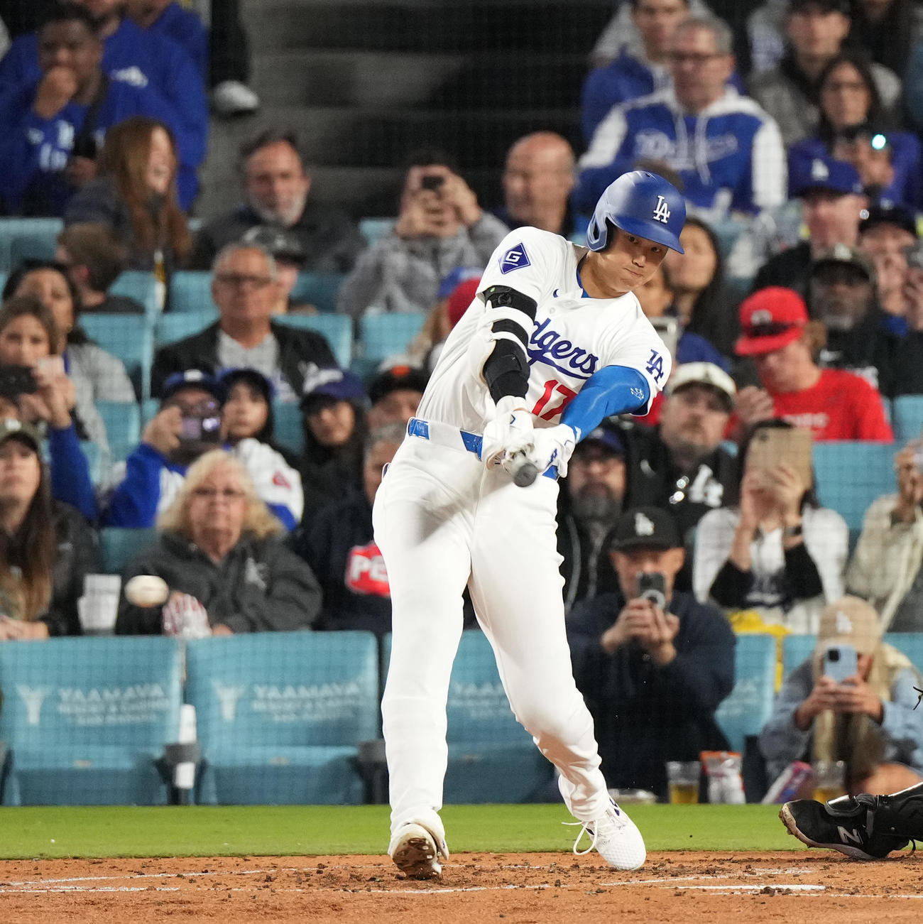 ドジャース対ジャイアンツ　3回裏ドジャース1死一塁、右二塁打を放つ大谷（撮影・菅敏）