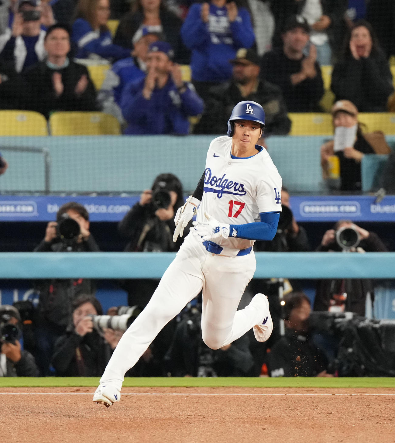 ドジャース対ジャイアンツ　3回裏ドジャース1死一塁、右二塁打を放ち、一塁を駆け回る大谷（撮影・菅敏）