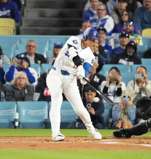 ドジャース対ジャイアンツ　1回裏ドジャース無死三塁、ニゴロを放つも三塁走者が生還し、打点をマークする大谷（撮影・菅敏）