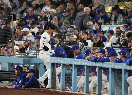 ドジャース対ジャイアンツ　7回裏ドジャース1死二塁、空振りの三振に倒れ、ベンチに戻る大谷（撮影・菅敏）