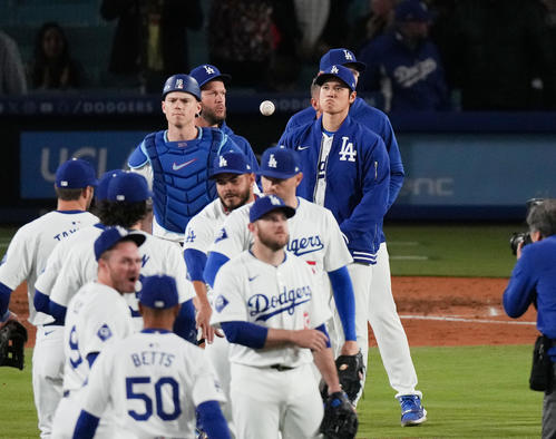 ドジャース対ジャイアンツ　ジャイアンツに勝利しナインを迎える大谷（後方右）（撮影・菅敏）