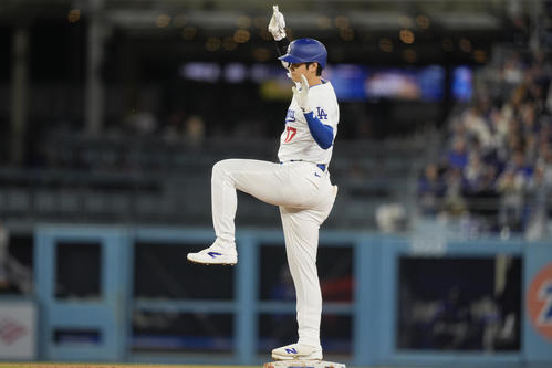 3回、二塁打を放った大谷（AP）
