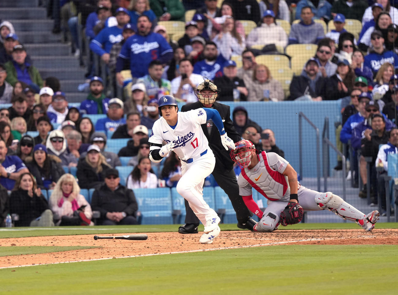 ドジャース対カージナルス　6回裏ドジャース無死、右二塁打を放つ大谷（撮影・菅敏）