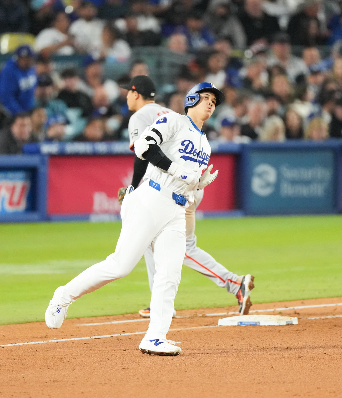 ドジャース対ジャイアンツ　6回裏ドジャース2死一、二塁、ニゴロに倒れる大谷（撮影・菅敏）