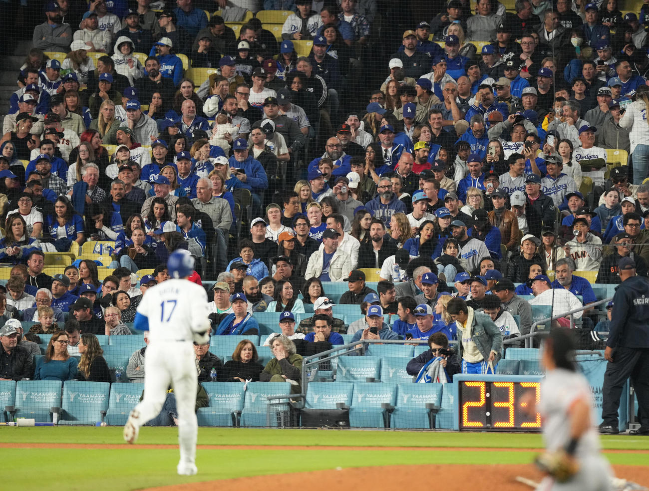 ドジャース対ジャイアンツ　6回裏ドジャース2死一、二塁、ニゴロに倒れベンチに戻る大谷（手前）に視線を送るファン（撮影・菅敏）