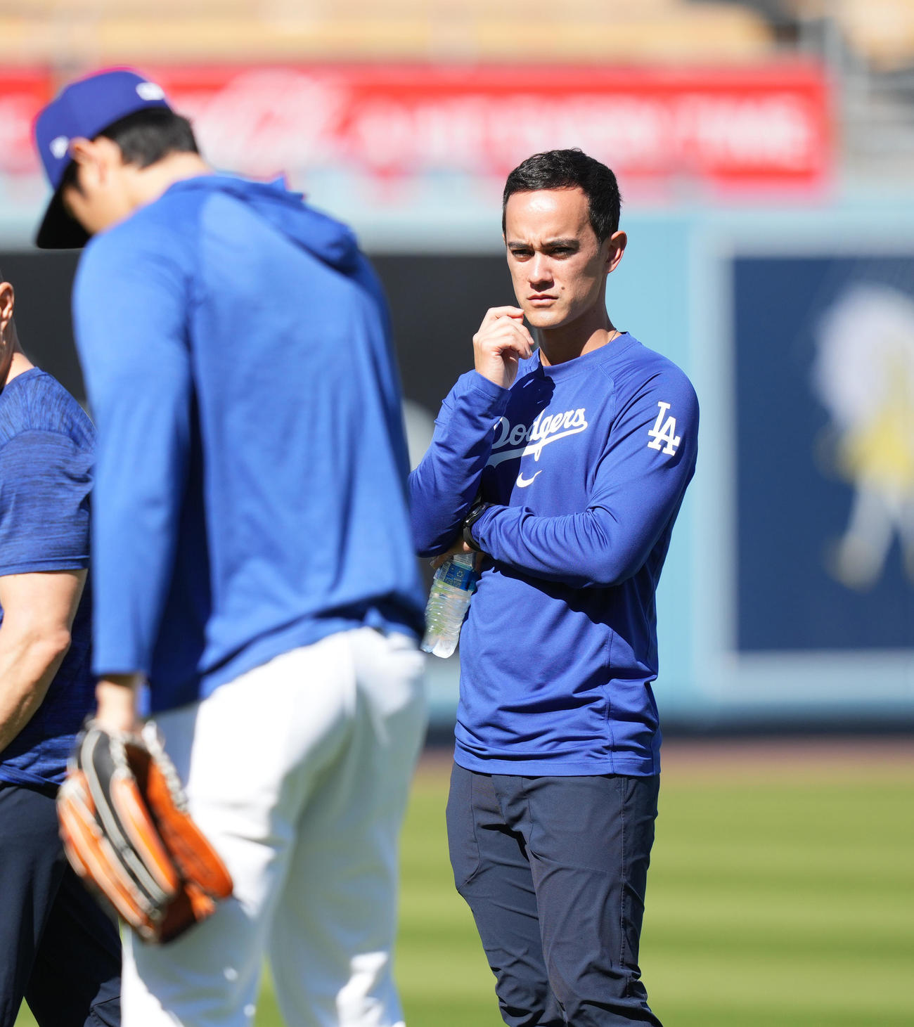 ドジャース対ジャイアンツ　試合前、キャッチボールをするドジャース大谷（手前）を見つめるアイアトン通訳（撮影・菅敏）