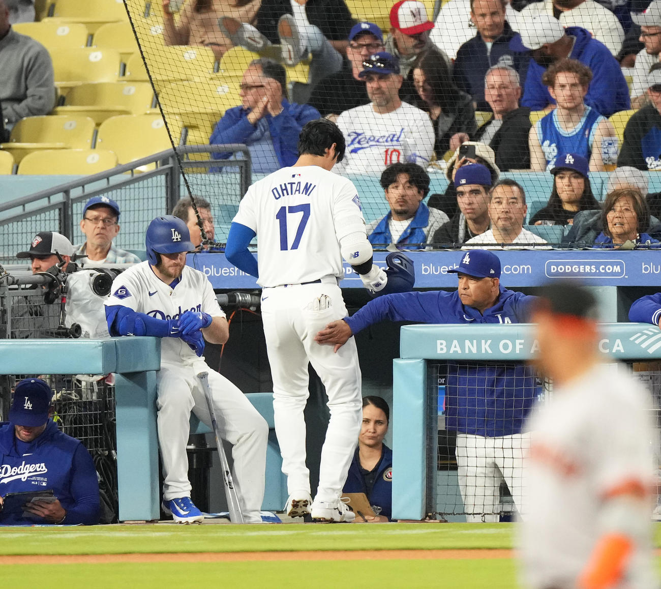 ドジャース対ジャイアンツ　1回裏ドジャース無死一塁、見逃しの三塁に倒れ、ベンチに戻る大谷（中央）はロバーツ監督（右）に声をかけられる（撮影・菅敏）