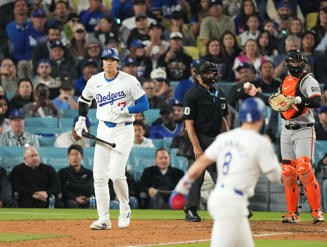 ドジャース対ジャイアンツ　4回裏ドジャース2死一塁、四球を選ぶ大谷（左）（撮影・菅敏）