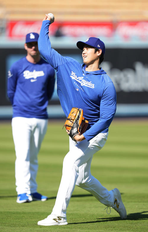 ドジャース対ジャイアンツ　試合前、リラックスした表情でキャッチボールで調整するドジャース大谷（撮影・菅敏）
