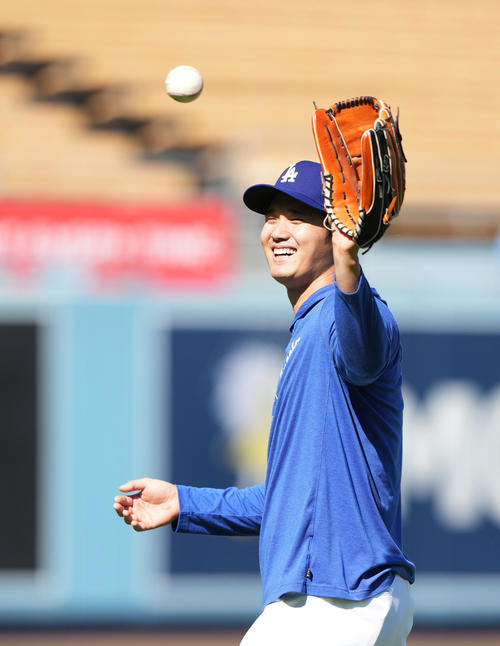 ドジャース対ジャイアンツ　試合前、リラックスした表情でキャッチボールで調整するドジャース大谷（撮影・菅敏）