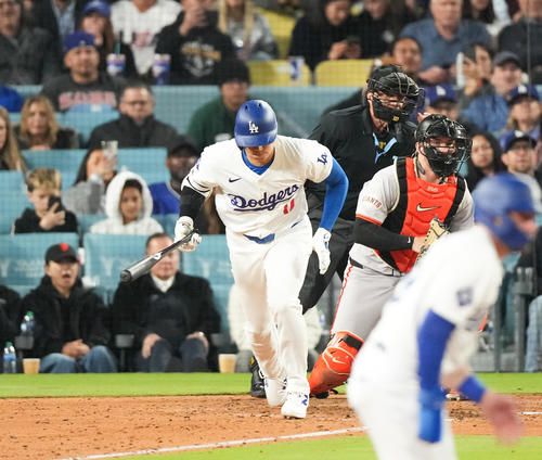 ドジャース対ジャイアンツ　6回裏ドジャース2死一、二塁、ニゴロに倒れる大谷（撮影・菅敏）