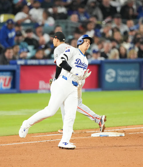 ドジャース対ジャイアンツ　6回裏ドジャース2死一、二塁、ニゴロに倒れる大谷（撮影・菅敏）