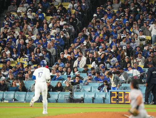 ドジャース対ジャイアンツ　6回裏ドジャース2死一、二塁、ニゴロに倒れベンチに戻る大谷（手前）に視線を送るファン（撮影・菅敏）