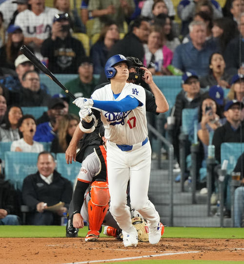 ドジャース対ジャイアンツ　3回裏ドジャース1死、中飛に倒れる大谷（撮影・菅敏）