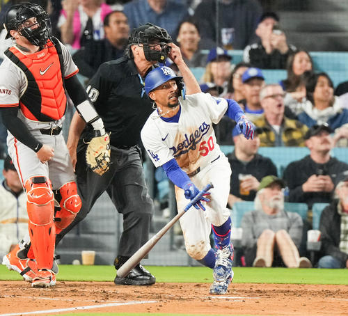 ドジャース対ジャイアンツ　3回裏ドジャース1死、ソロ本塁打を放つベッツ（撮影・菅敏）