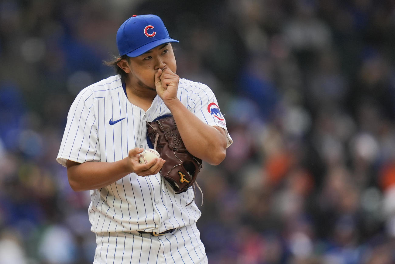 手に息を吹きかけるカブス今永昇太投手（AP）