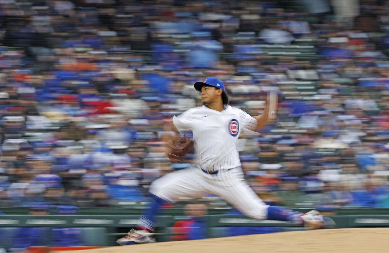 メジャー初登板のロッキーズ戦で力投するカブス・今永＝シカゴ（スローシャッターで撮影、共同）