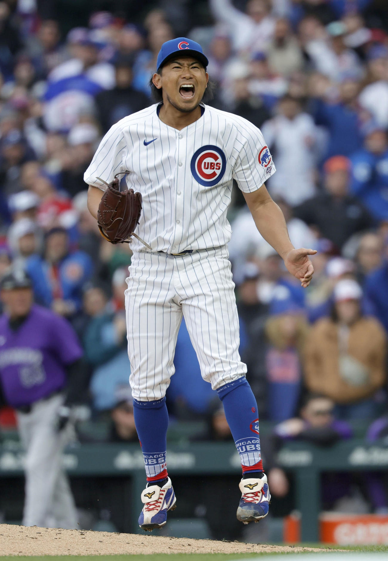 ロッキーズ戦の6回、2死一、二塁のピンチを三振で切り抜け、雄たけびを上げるカブス今永（共同）