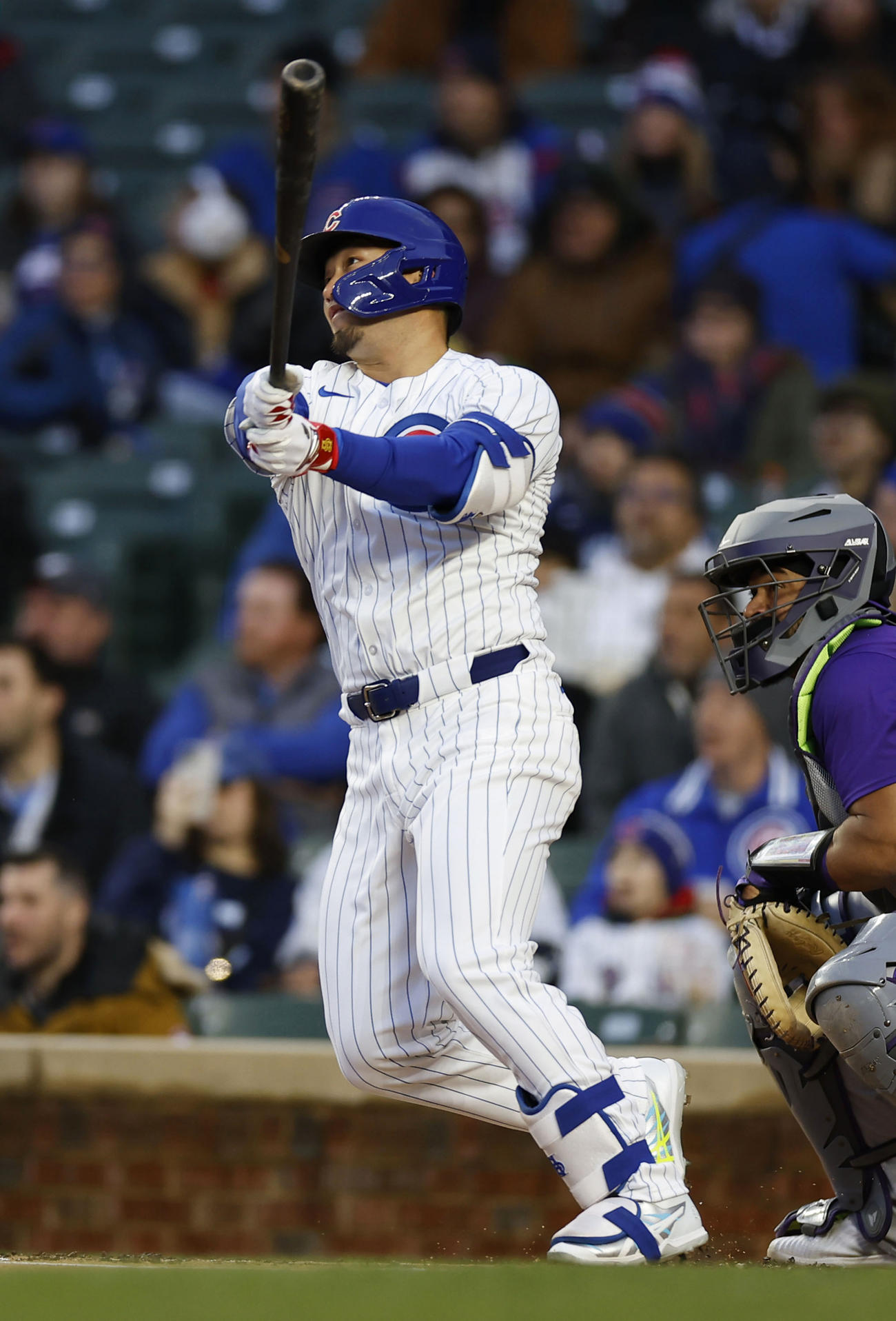 ロッキーズ戦の1回、今季1号の先制2ランを放つカブス鈴木（共同）