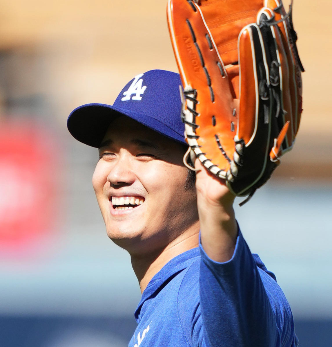 ドジャース対ジャイアンツ　試合前、リラックスした表情でキャッチボールで調整するドジャース大谷（撮影・菅敏）