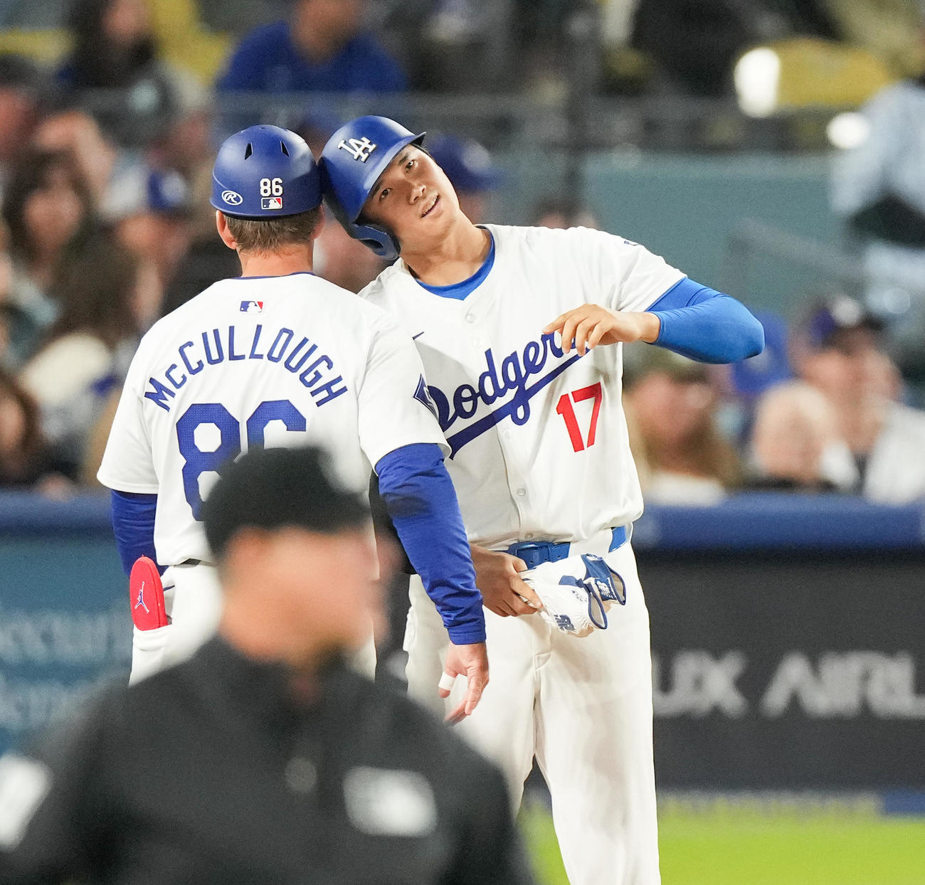 ドジャース対ジャイアンツ　4回裏ドジャース2死一塁、四球を選び、マッカロー一塁走塁コーチ（左）とヘルメットでタッチをする大谷（撮影・菅敏）