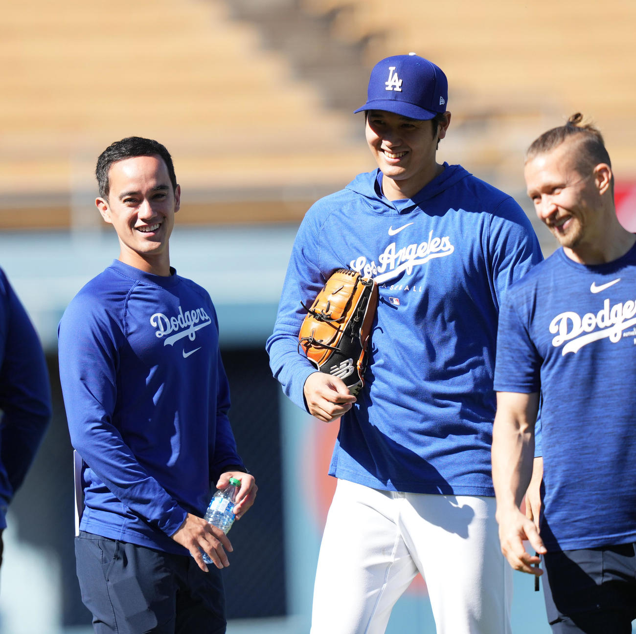 ドジャース対ジャイアンツ　試合前のキャッチボールを終え、アイアトン通訳（左）と笑顔で話すドジャース大谷（撮影・菅敏）