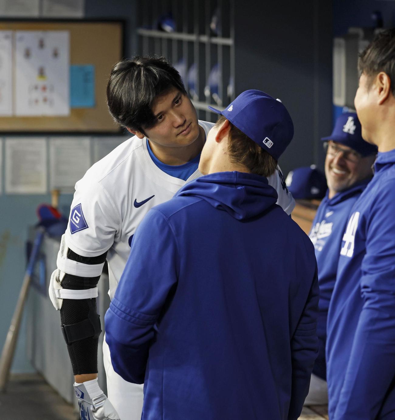 ジャイアンツ戦のベンチで山本と視線を合わせるドジャース大谷（共同）