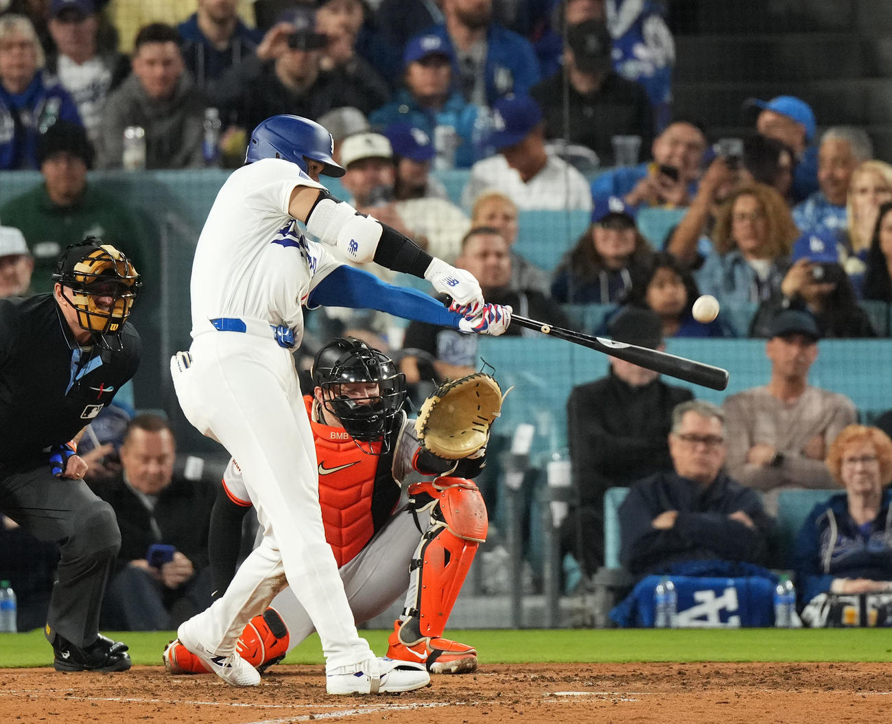 ドジャース対ジャイアンツ　7回裏ドジャース2死、移籍後初本塁打を放つ大谷（撮影・菅敏）