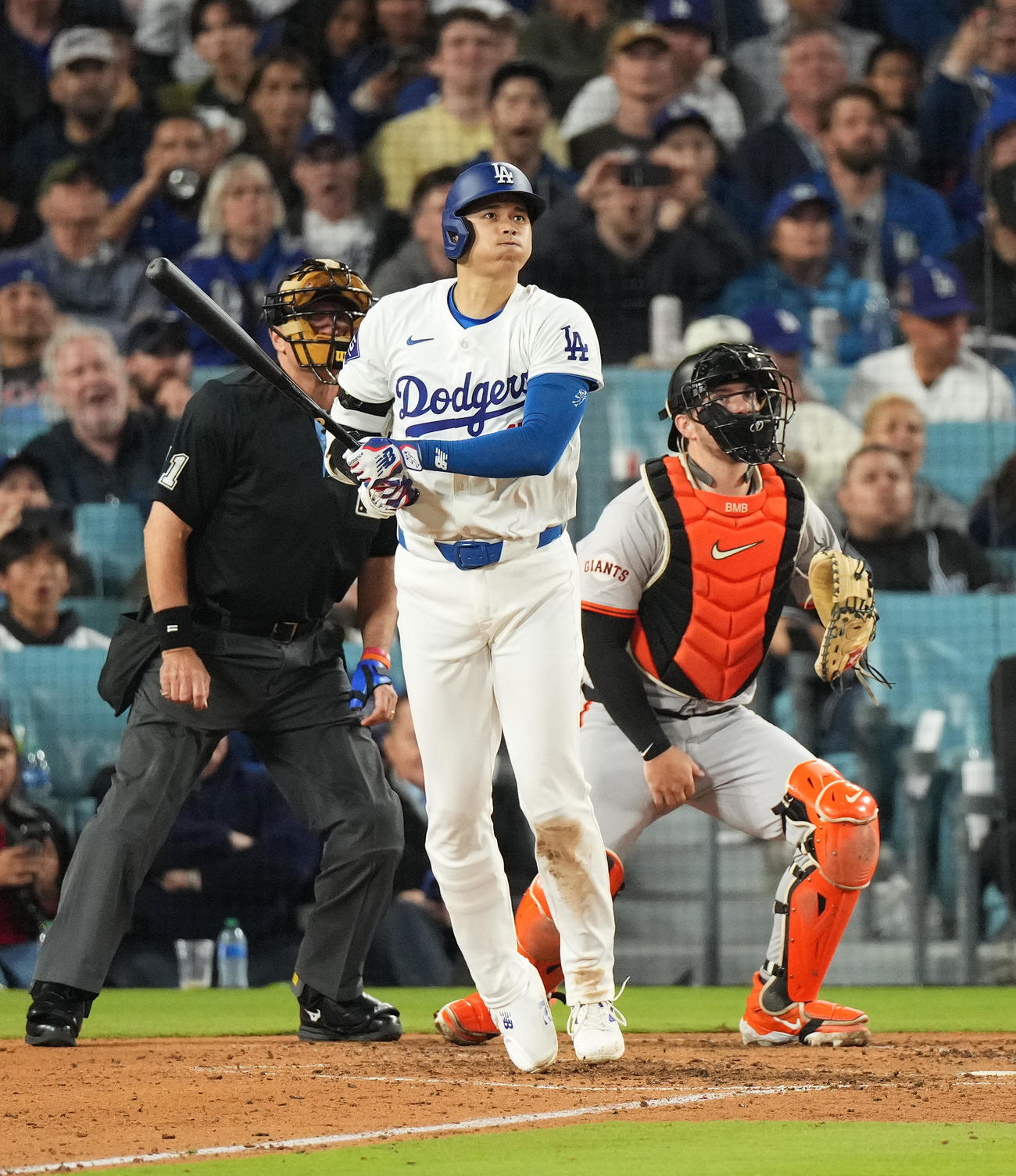 ドジャース対ジャイアンツ　7回裏ドジャース2死、右中間に移籍後初本塁打を放つ大谷（撮影・菅敏）