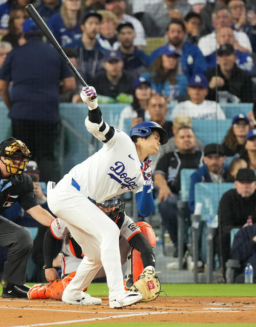 ドジャース対ジャイアンツ 1回裏ドジャース無死一塁、空振りの三振に倒れる大谷(撮影・菅敏)