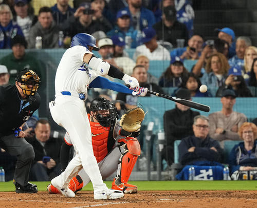 ドジャース対ジャイアンツ 7回裏ドジャース2死、移籍後初本塁打を放つ大谷(撮影・菅敏)
