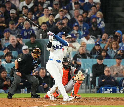 ドジャース対ジャイアンツ 7回裏ドジャース2死、移籍後初本塁打を放つ大谷(撮影・菅敏)