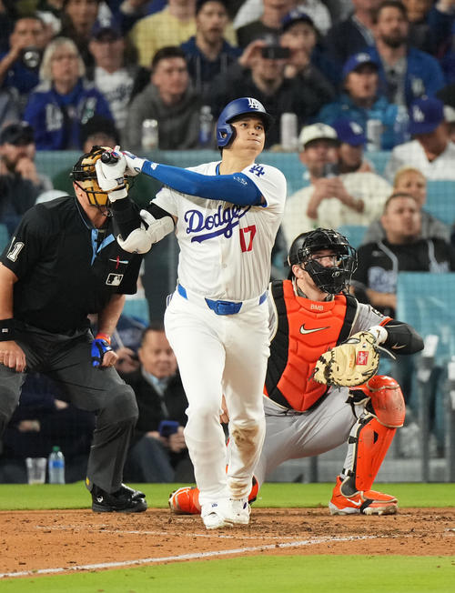 ドジャース対ジャイアンツ 7回裏ドジャース2死、右中間に移籍後初本塁打を放つ大谷(撮影・菅敏)