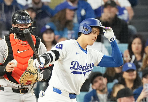 ドジャース対ジャイアンツ 1回裏ドジャース無死一塁、空振りの三振に倒れる大谷(撮影・菅敏)