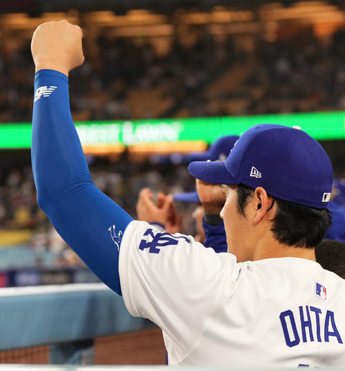 ドジャース対ジャイアンツ ジャイアンツに3連勝し、拳を突き上げるドジャース大谷(撮影・菅敏)