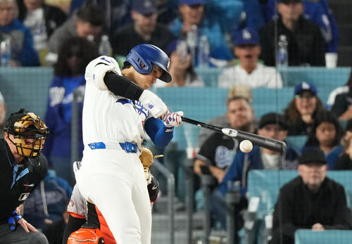 ドジャース対ジャイアンツ 3回裏ドジャース無死、一塁内野安打を放つ大谷(撮影・菅敏)