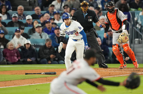 ドジャース対ジャイアンツ 3回裏ドジャース無死、一塁内野安打を放つ大谷(撮影・菅敏)