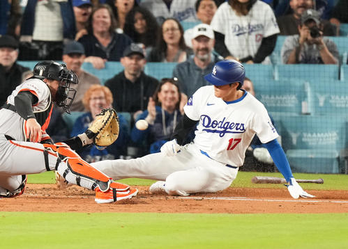 ドジャース対ジャイアンツ 3回裏ドジャース1死一塁、ウィル・スミスの適時二塁打で本塁に滑り込み生還する一塁走者大谷(撮影・菅敏)