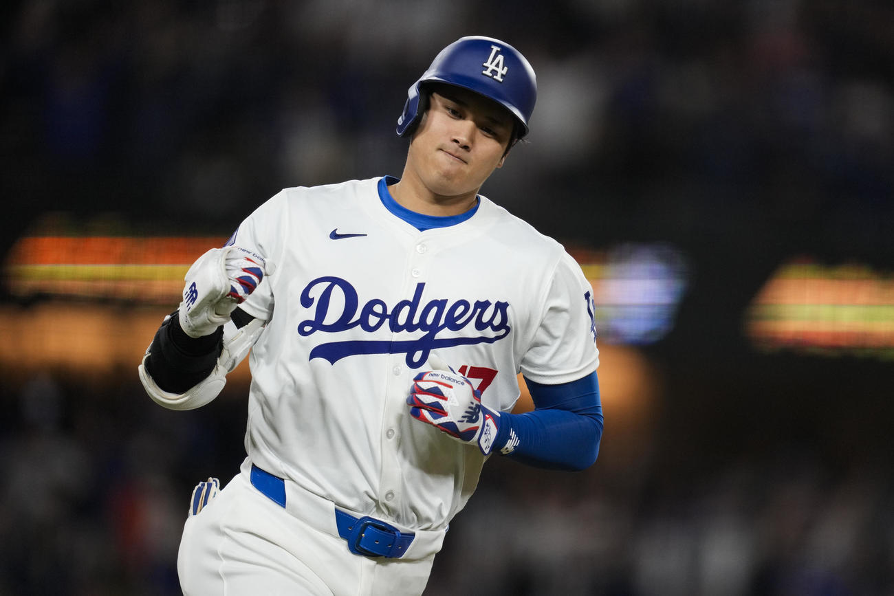 第4打席で今季初本塁打を放ち、小さくガッツポーズするドジャース大谷翔平（AP）