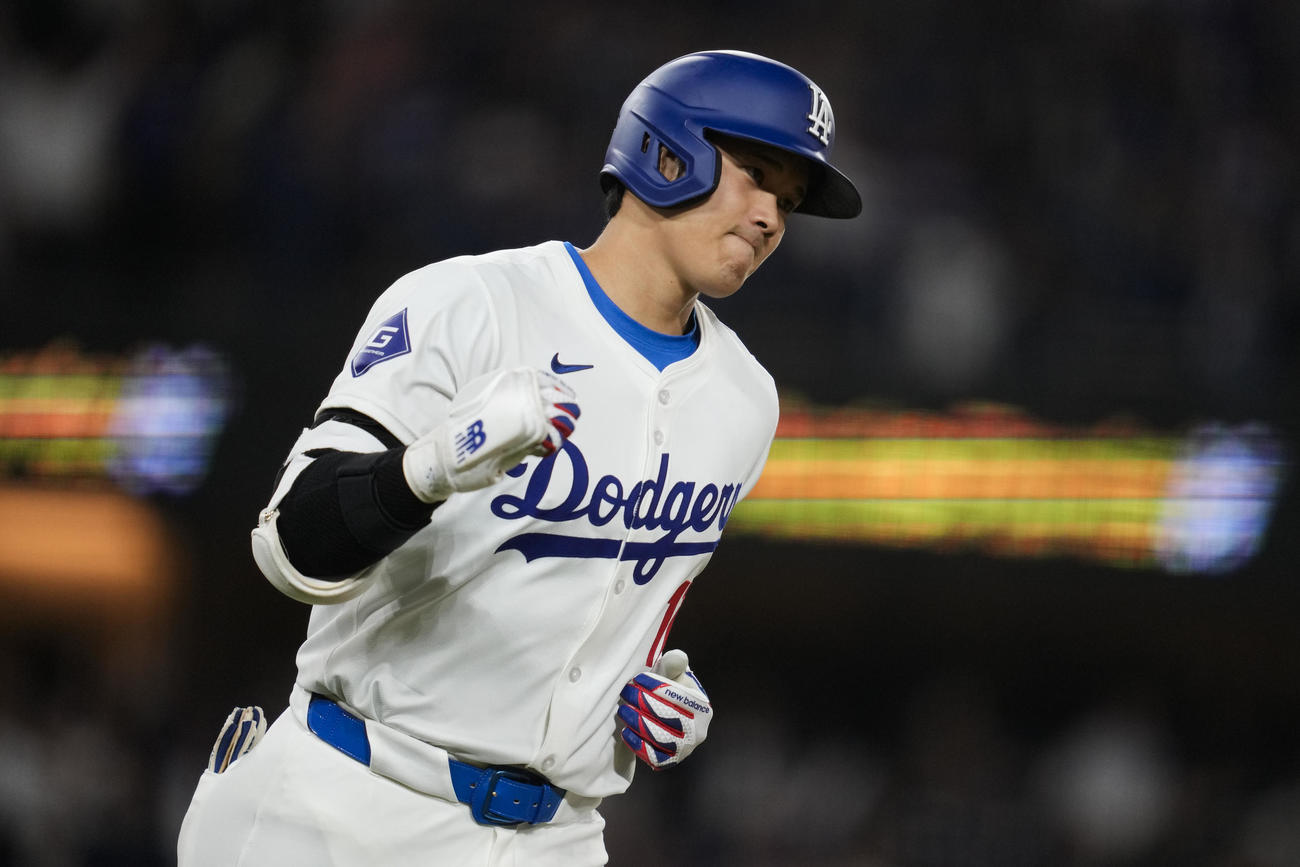 1号ホームランを放ち小さくガッツポーズをするドジャース大谷翔平（AP）
