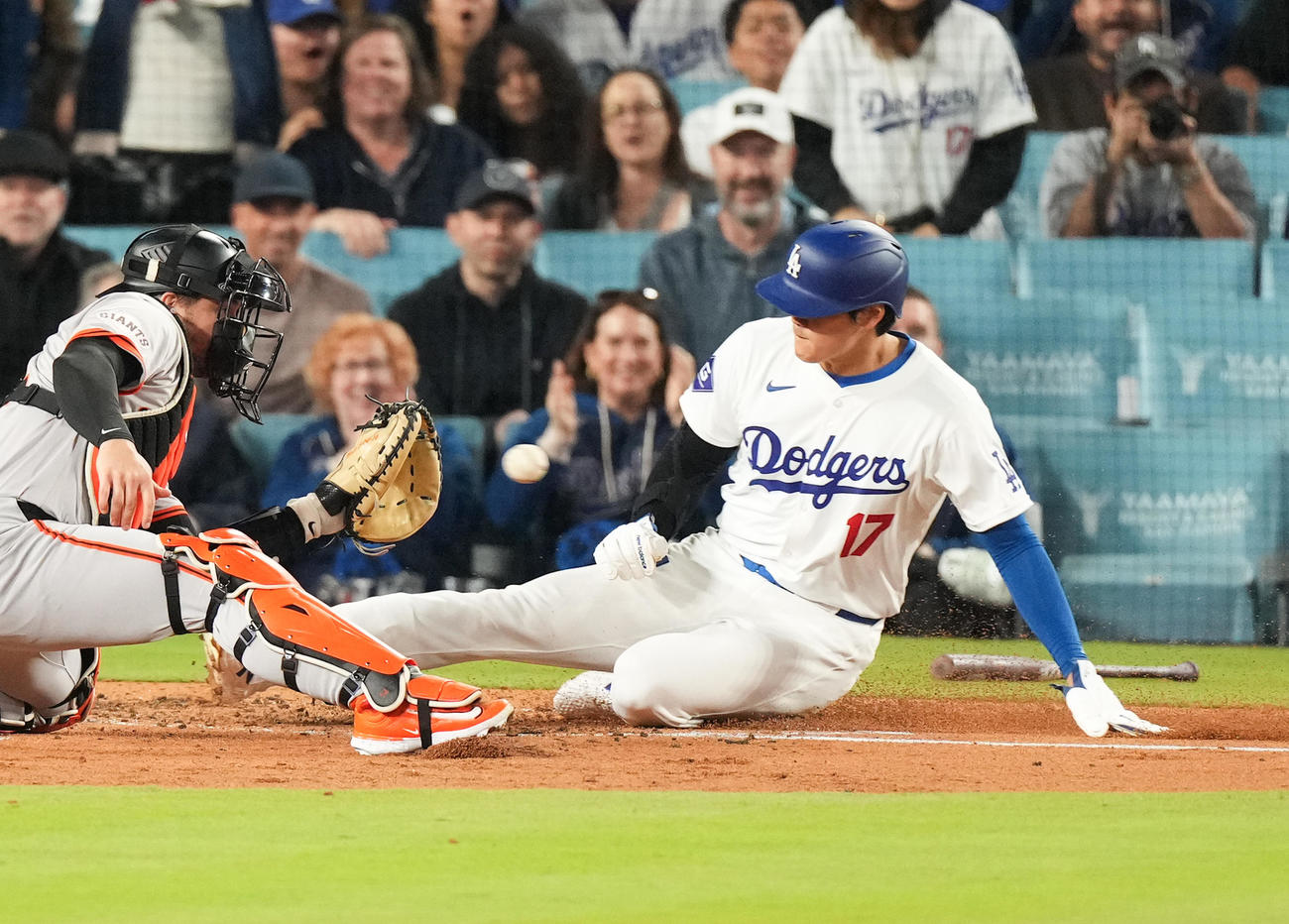 ドジャース対ジャイアンツ　3回裏ドジャース1死一塁、ウィル・スミスの適時二塁打で本塁に滑り込み生還する一塁走者大谷（撮影・菅敏）