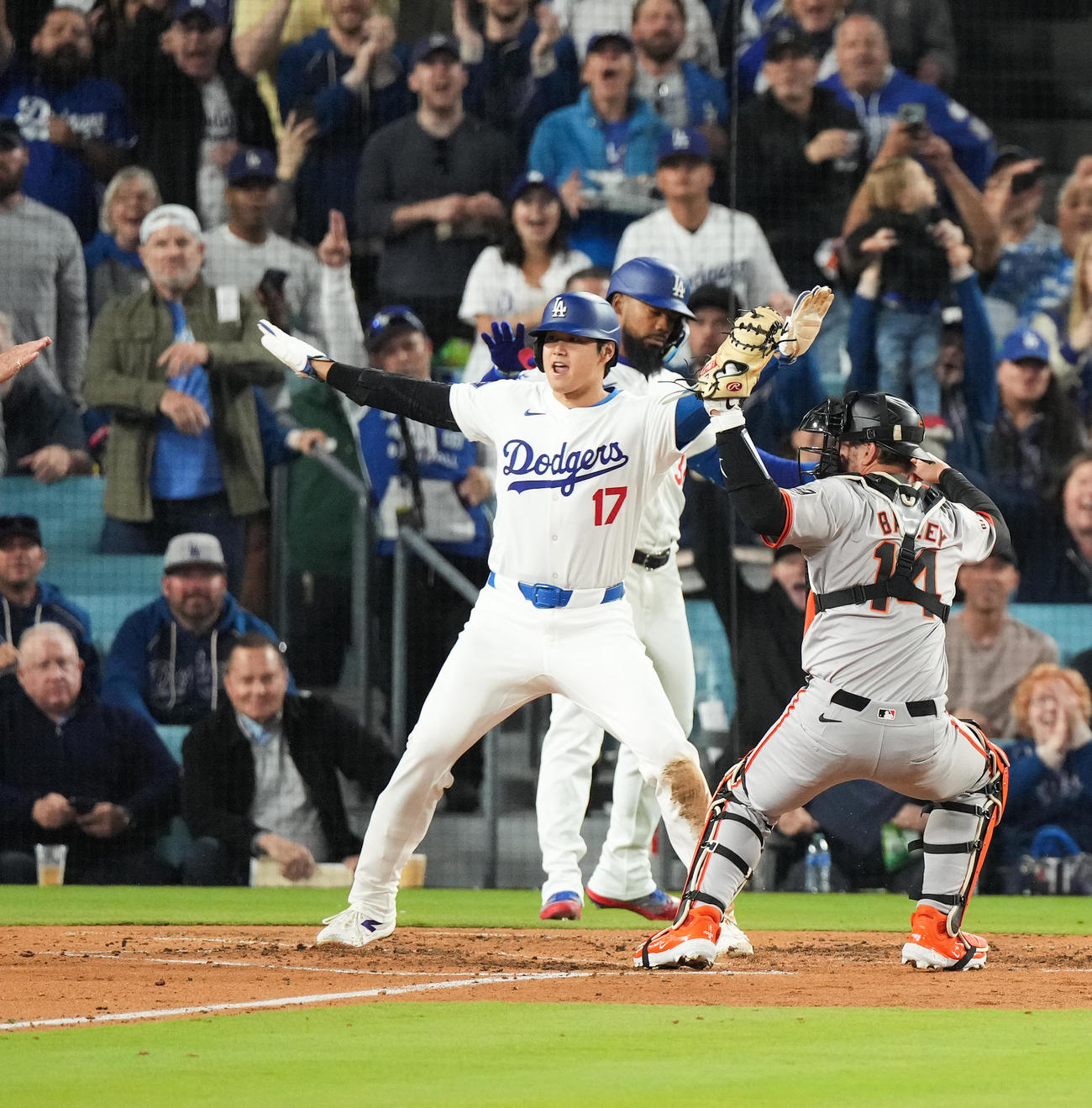 ドジャース対ジャイアンツ　3回裏ドジャース1死一塁、ウィル・スミスの適時二塁打で本塁に滑り込み生還する一塁走者大谷（撮影・菅敏）