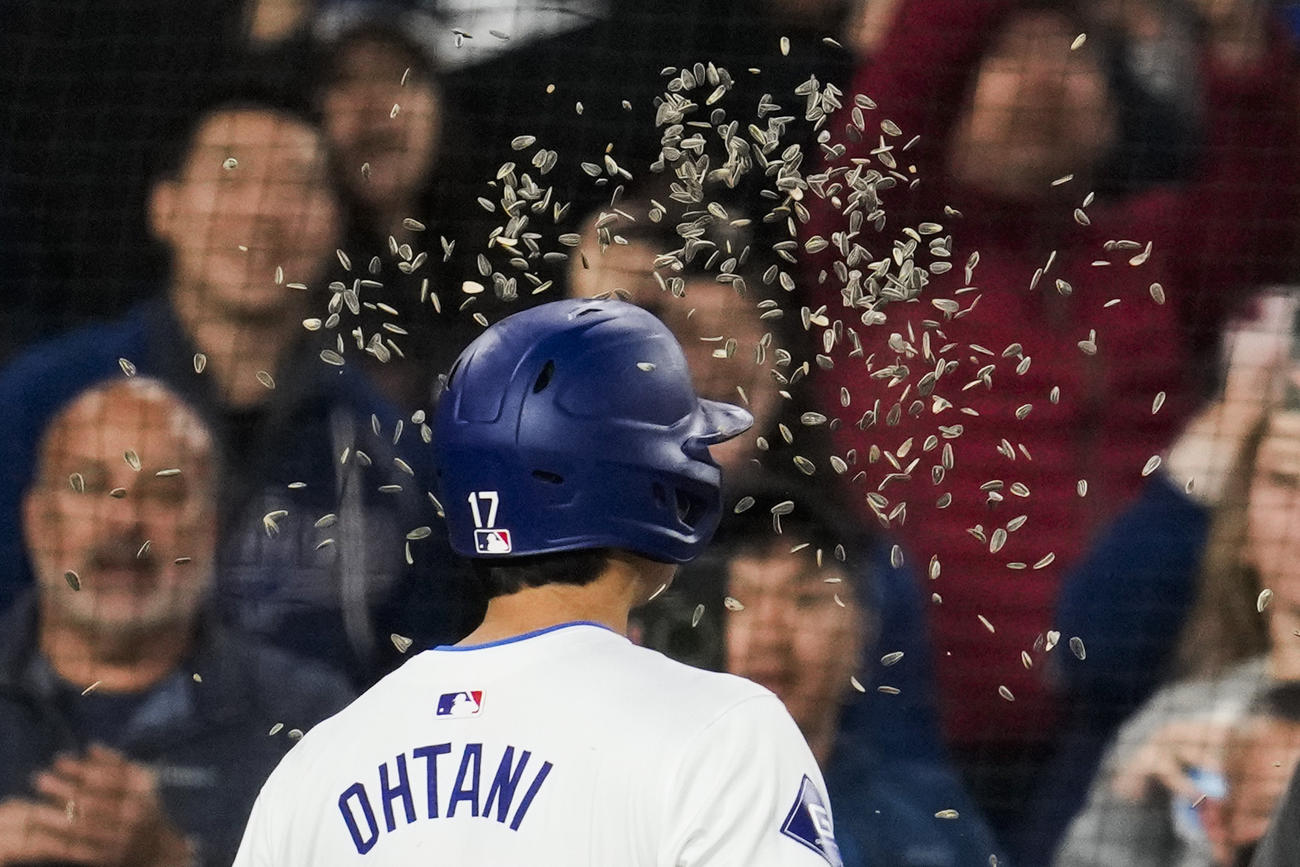 1号ホームランを打った後、ヒマワリの種で祝福されるドジャース大谷翔平（AP）