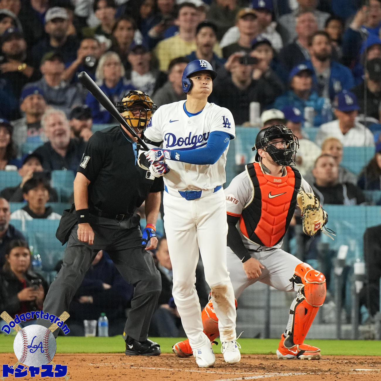 2024年４月４日、ドジャース対ジャイアンツ　７回裏ドジャース２死、今季第１号ソロ本塁打を放つ大谷（撮影・菅敏）