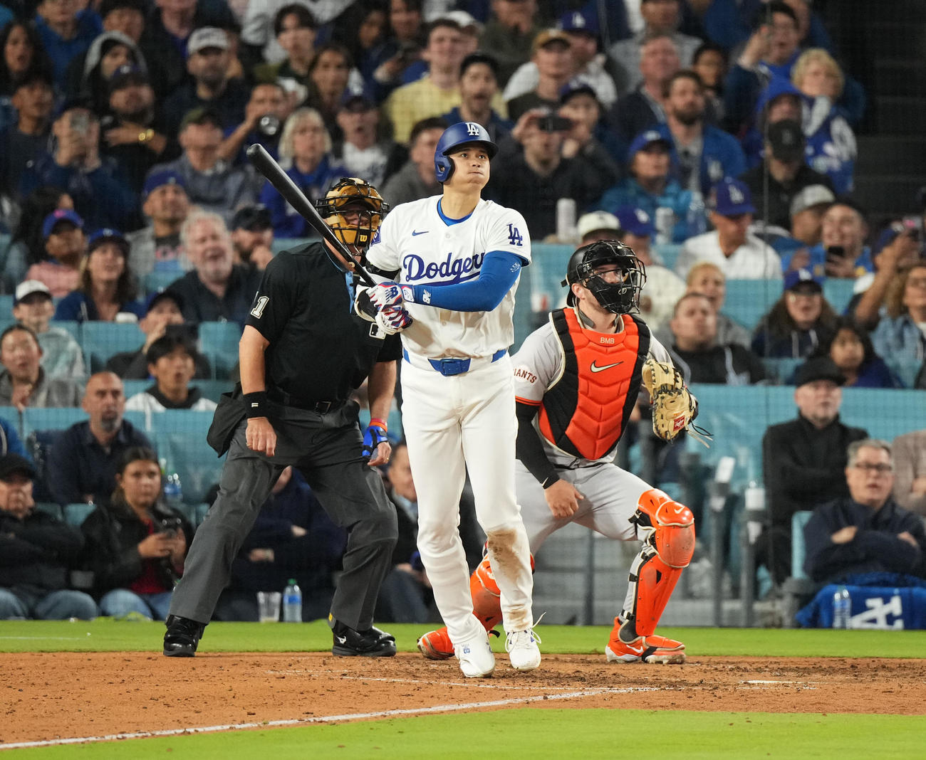 ドジャース対ジャイアンツ　7回裏ドジャース2死、今季第1号ソロ本塁打を放つ大谷（撮影・菅敏）