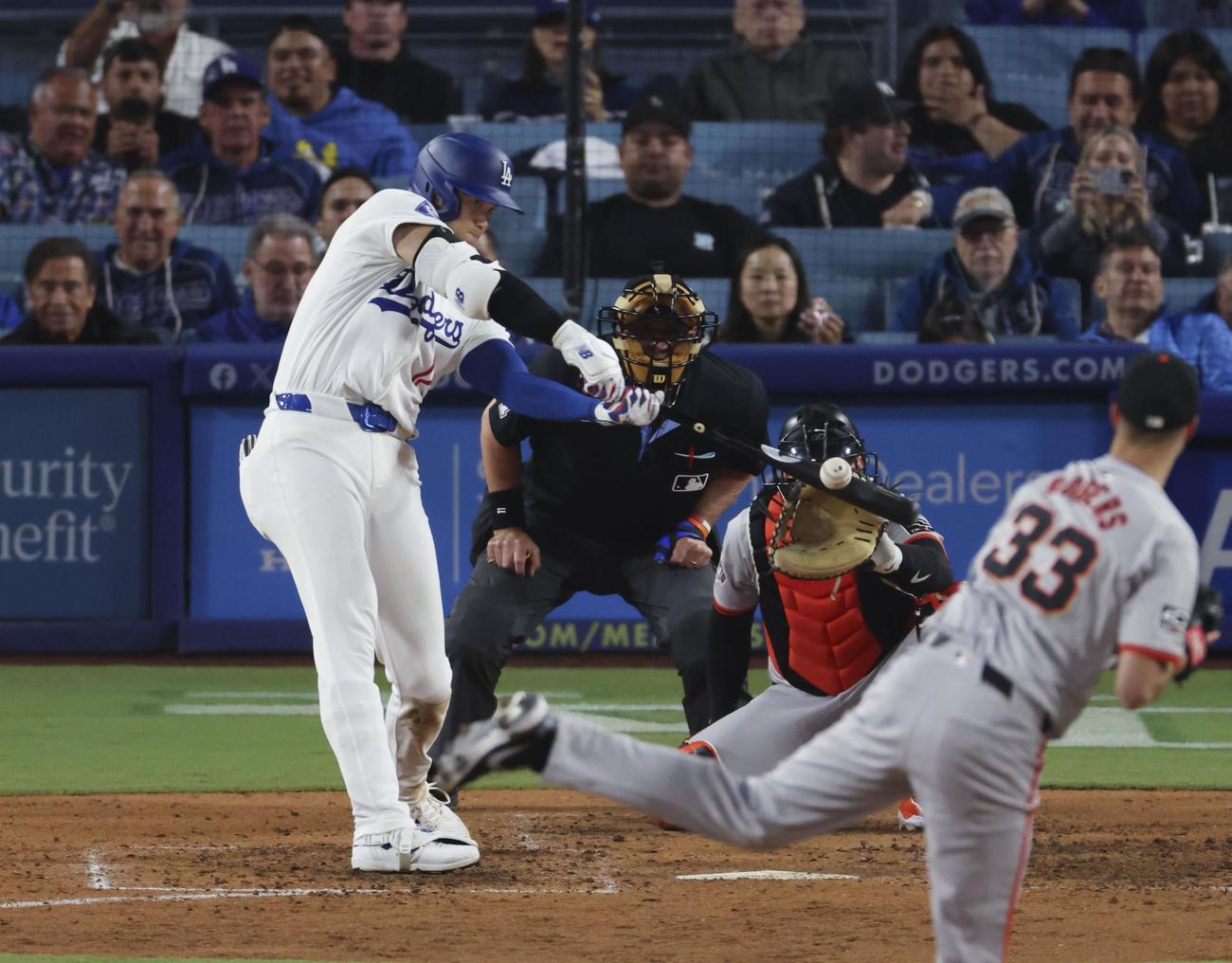 ジャイアンツ戦の7回、今季初本塁打を放つ米大リーグ、ドジャースの大谷翔平（共同）