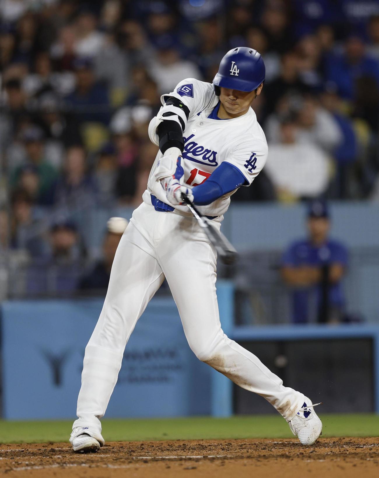 ジャイアンツ戦の7回、今季初本塁打を放つ米大リーグ、ドジャース大谷翔平（共同）